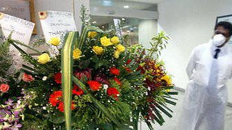 Kwiaty przysłane przez irańską wspólnotę doktorowi operującemu bliźniaczki