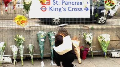 Kwiaty w hołdzie ofiarom zamachu