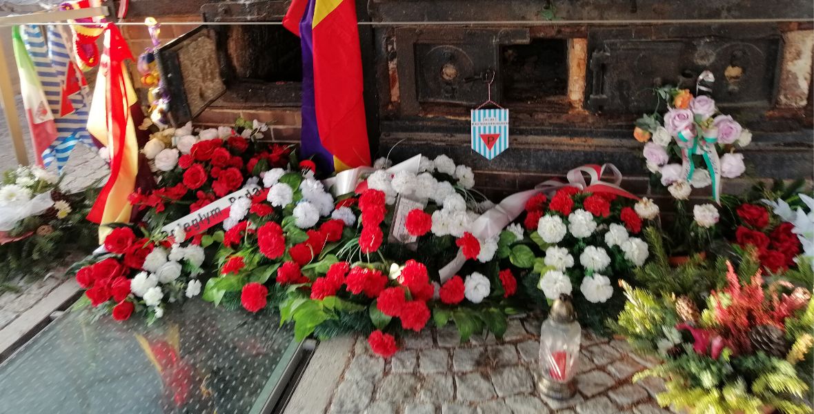 Kwiaty przy piecu w byłym krematorium 