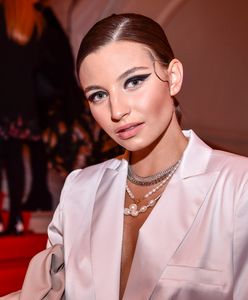 Julia Wieniawa w białym garniturze i mocnym makijażu. Wiedziała, jak zrobić wrażenie