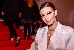 Julia Wieniawa w białym garniturze i mocnym makijażu. Wiedziała, jak zrobić wrażenie