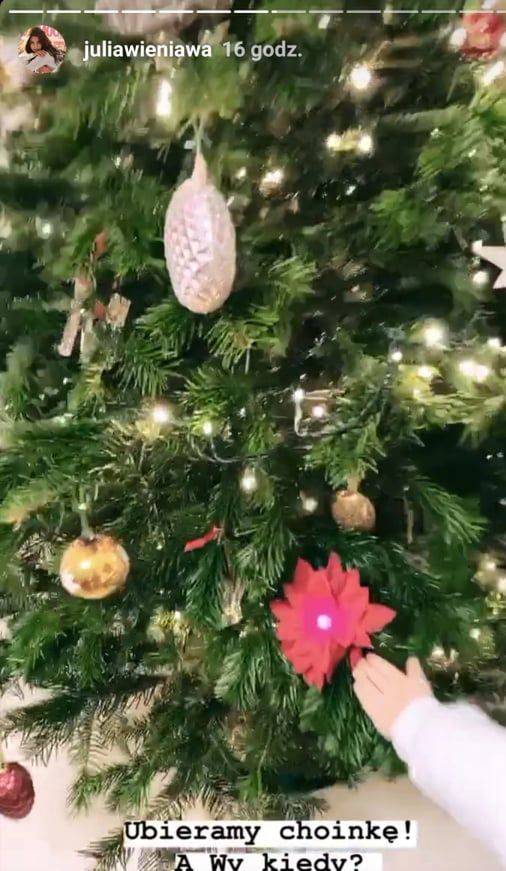Julia Wieniawa pokazuje ozdoby choinkowe 