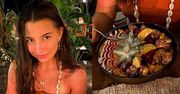 Spalona słońcem Julia Wieniawa pochyla się nad misą pełną balijskich przysmaków. "Trochę nie skontrolowałam"