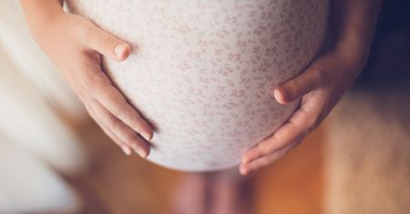 Sprzedawca cukierków zgwałcił 13-latkę. Urodziła trojaczki