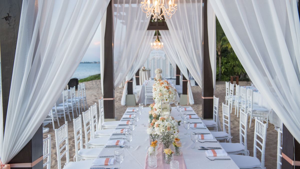 wedding The elegant dinner table on the beach