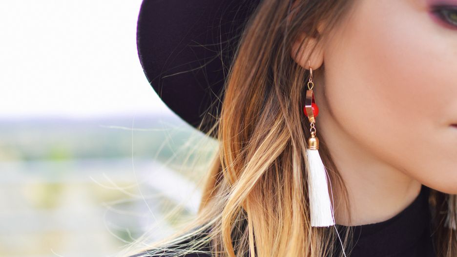 Piękne kolczyki z chwostami w bieli i dobrze dobrany makijaż to pomysł na nowy styl