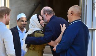 Księżna Meghan w tradycyjnym nakryciu głowy zwiedza meczet