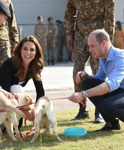Księżna Kate i książę William w Pakistanie. Urocze zdjęcia z zabawy z psami