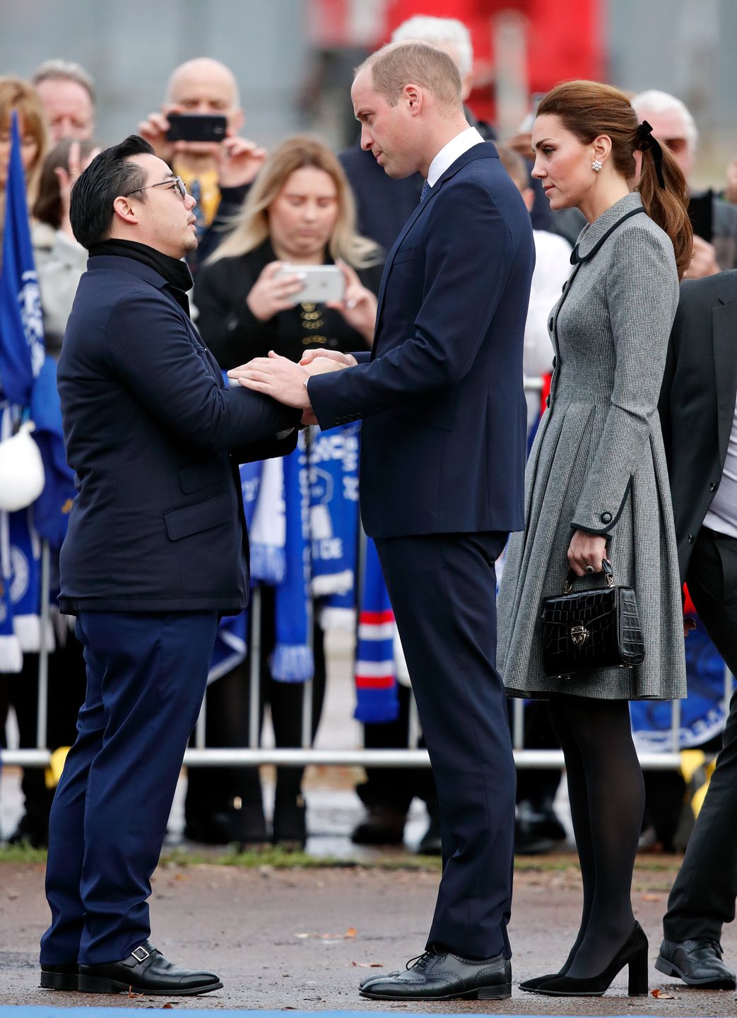 Kate Middleton i książę William oddali hołd ofiarom katastrofy śmigłowca Leicester 