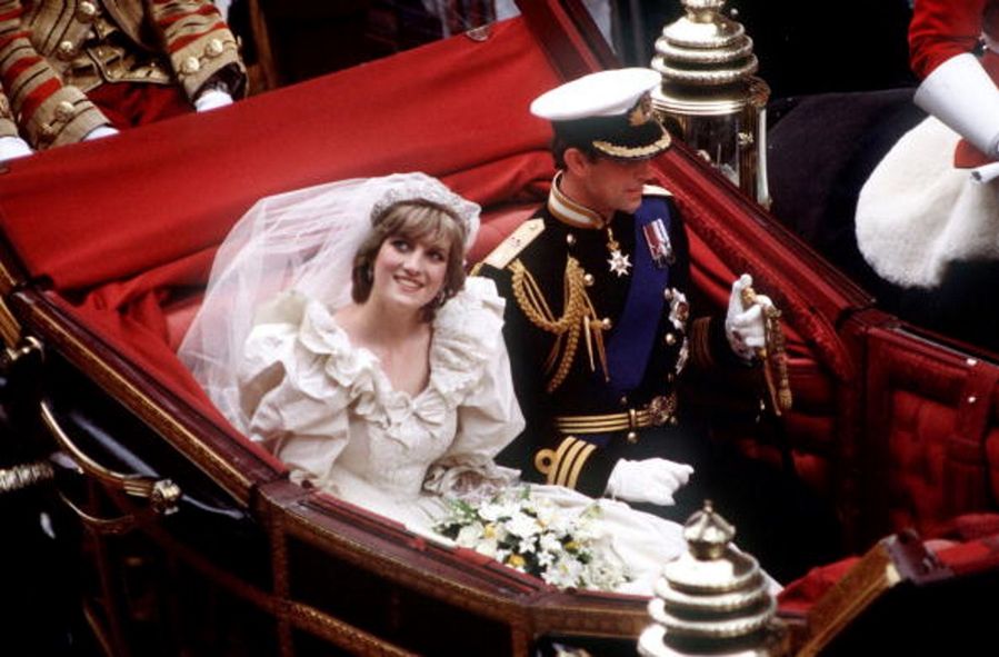 Księżna Diana w dniu swojego ślubu zaliczyła wpadkę. Mogła zniszczyć suknię!