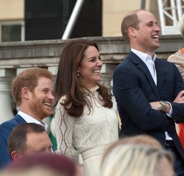 Harry, Kate i William zrobili kinderbal w Pałacu Buckingham. Bawili się jak dzieci!