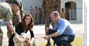 Księżna Kate i książę William w Pakistanie. Urocze zdjęcia z zabawy z psami