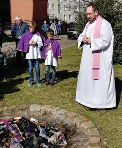 Ksiądz palił książki z Harrym Potterem. Prokuratura umarza śledztwo