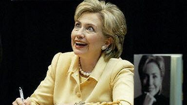 Hillary Clinton podpisuje swoją autobiografię