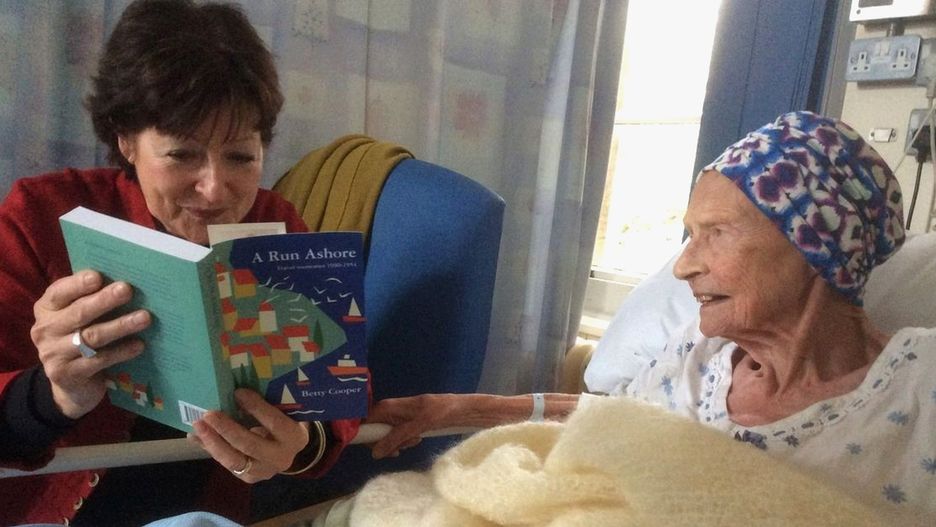 Gdy seniorka ujrzała egzemplarz jeszcze ciepłej książki, trudno jej było powstrzymać łzy wzruszenia. Krótko potem zmarła