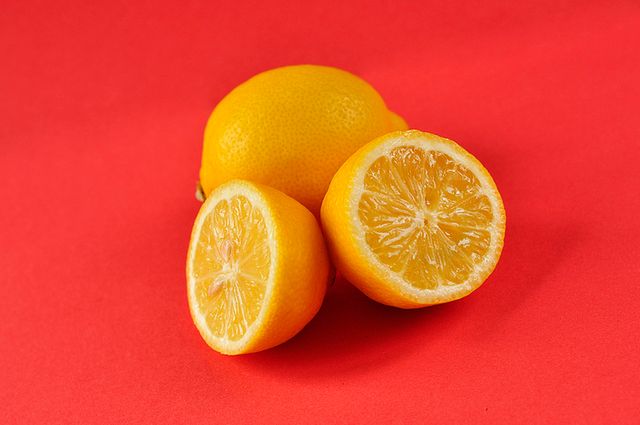 Ssanie plasterka cytryny pomaga w niwelowaniu porannych mdłości.