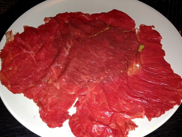 Surowe mięso i owoce morza to produkty, których warto unikać w ciąży.