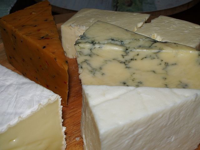 Do odmian sera, których unikać powinny przyszłe mamy, należą m.in. feta, brie i camembert.