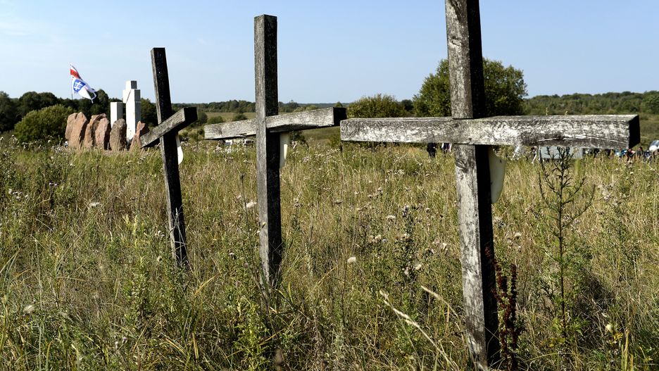 IPN: odnaleziono i zidentyfikowano ofiary UPA. Na zdj. krzyże przy pomniku upamiętniającym ofiary rzezi Polaków w Hucie Pieniackiej na Ukrainie