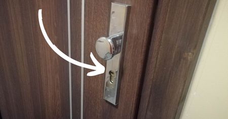 Ukryta funkcja nakładki na zamek do drzwi wejściowych. Mało kto o niej wie