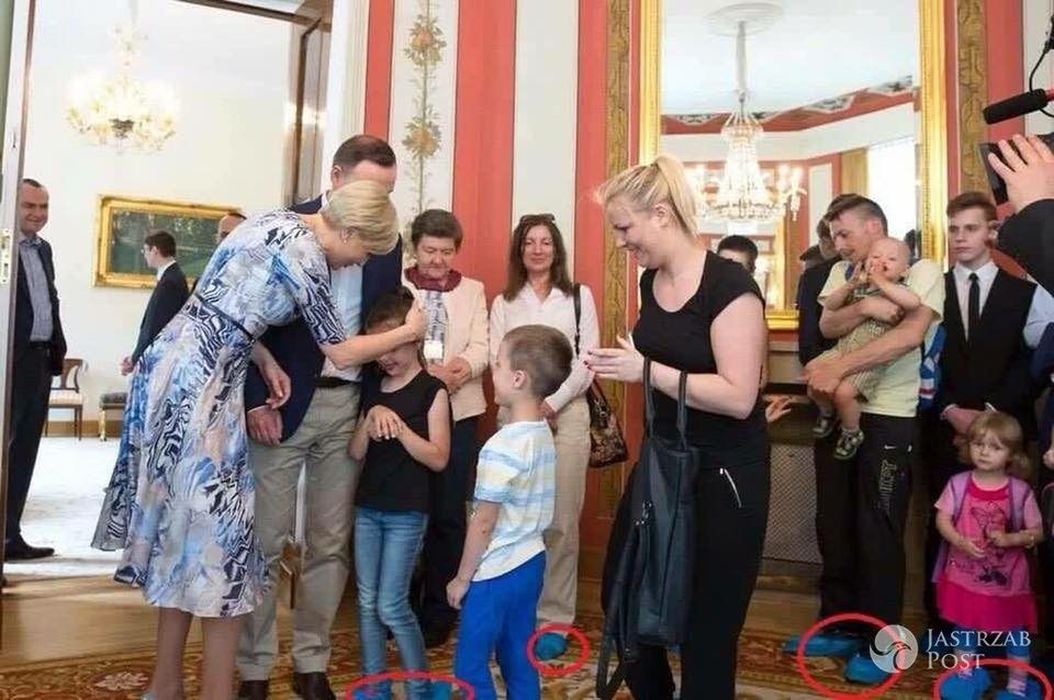 Belweder - dzieci w ochraniaczach foliowych u Andrzeja Dudy