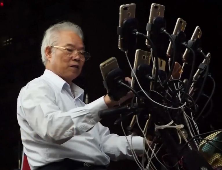 70-latek z Tajwanu ma 15 smartfonów na rowerze. Łapie pokemony