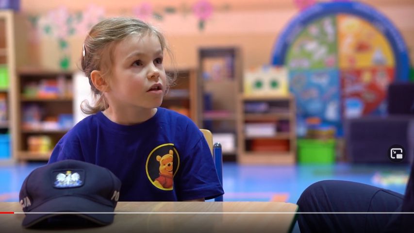 Policjanci z przedszkolakami z Piły nagrali życzenia dla babć i dziadków