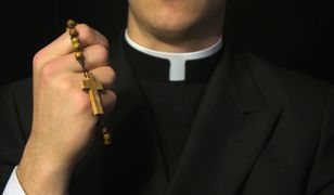 Zrzucają sutannę, zdejmują habit. Ale ciszej nad tą trumną