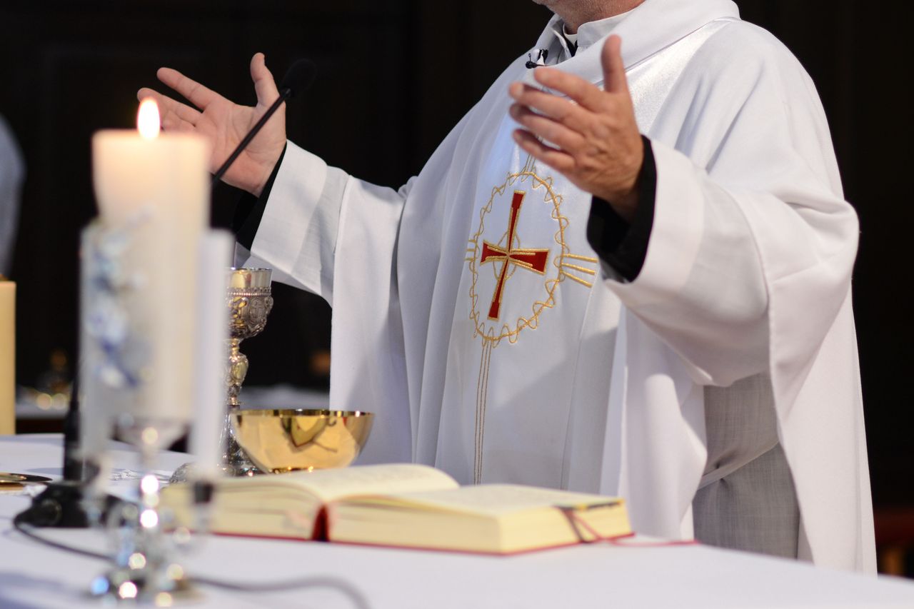 Gluten w hostii. Rzecznik Episkopatu tłumaczy, jak przyjmować komunię, gdy jest się chorym