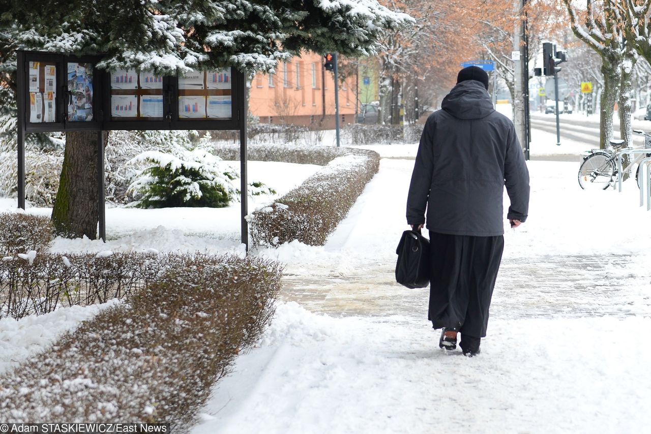 Jedna koperta to za mało. Tutaj proboszcz oczekuje dwóch ofiar