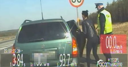 Zakrwawione dziecko w aucie. Pomogli policjanci ze Świecia