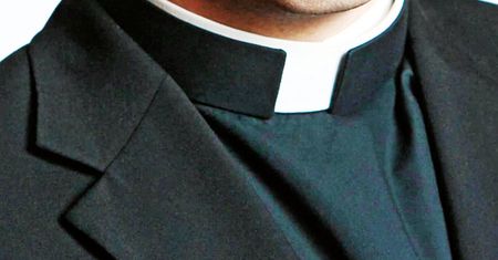 Skandal z księdzem w roli głównej. Został przyłapany w samochodzie z nastolatkiem