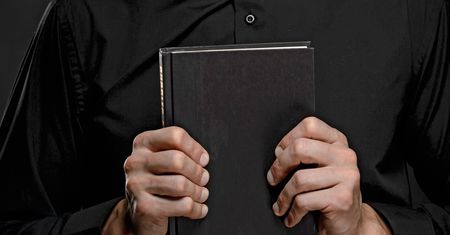 Wyszło na jaw, że chłopiec był molestowany. Podejrzany ksiądz zniknął