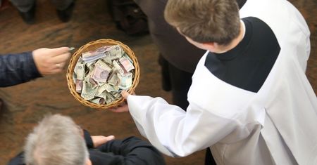 Czy księża płaca podatki? Owszem, ale ich wysokość może zaskakiwać