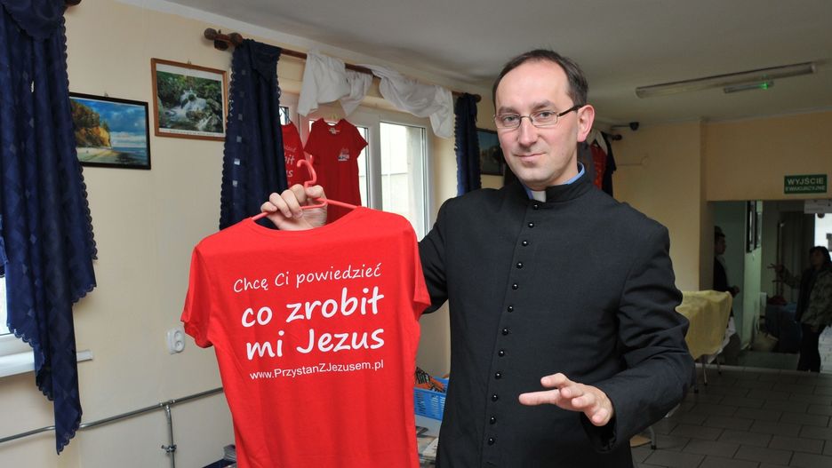 Ks. Rafał Jarosiewicz to szef Fundacji "SMS z Nieba". Uczestniczył w paleniu książek