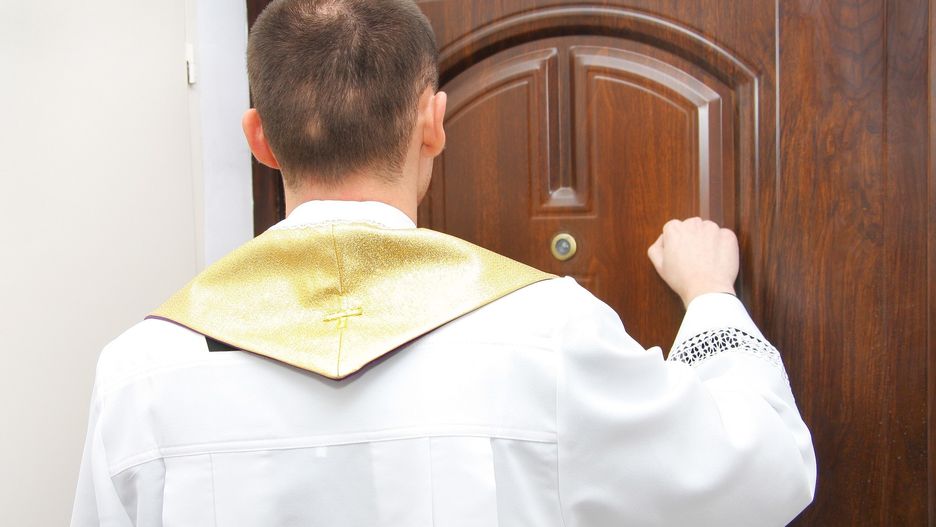 Nie każdy chętnie otwiera księdzu drzwi