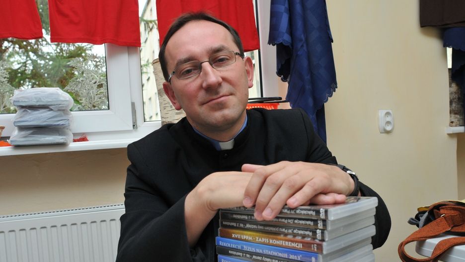 Ks. Rafał Jarosiewicz to szef Fundacji "SMS z Nieba". Uczestniczył w paleniu książek