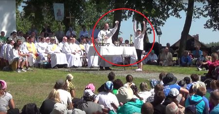 Ksiądz rozdawał pieniądze na mszy. "Może więcej ludzi przyjdzie do kościoła?"
