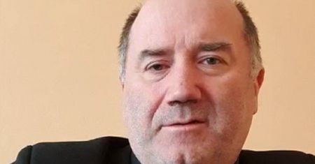 Ksiądz zbierał na konfesjonały. Pieniądze przekaże na stroje dla lekarzy