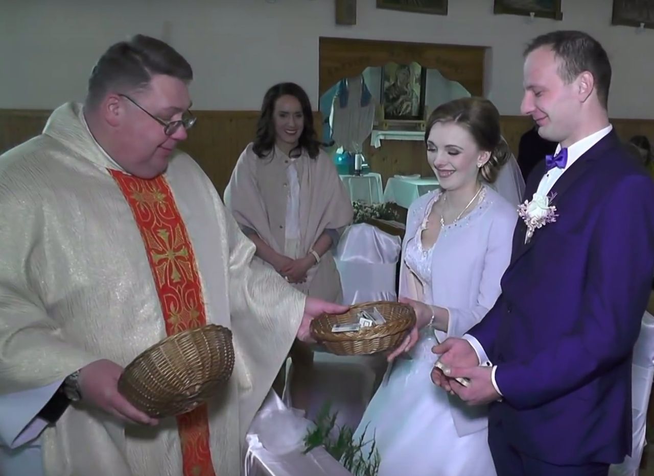 Piękny gest księdza. Oddał pieniądze z tacy nowożeńcom