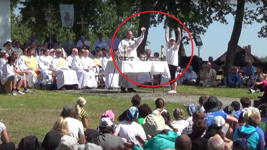 Ks. Adam Pawłowski rozdaje pieniądze od lat. Na zdjęciu: daje 100 zł na kazaniu podczas pielgrzymki na Jasną Górę z 2014 r.