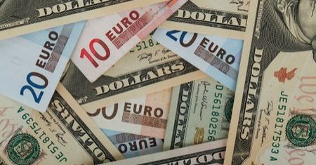 Euro deklasuje dolara. Wspólna waluta najmocniejsza od 3 lat