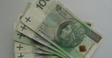 Na chodniku we Wrocławiu leżało kilka tysięcy zł. Ktoś chciał je "przygarnąć i dać nogę"