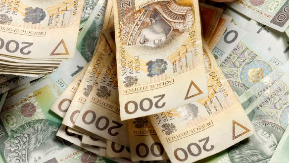 Nie 15 tys a 8 tys. zł miałby wynosić limit płatności gotówkowych. 