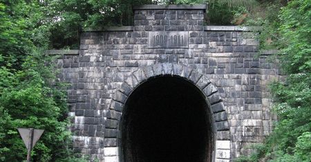 Najdłuższy kolejowy tunel w Polsce. Właśnie jest remontowany