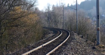 Przyjechał na wesele kuzynki. Rzucił się na tory
