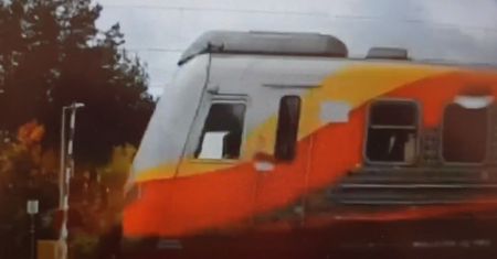 O włos od tragedii na strzeżonym przejeździe kolejowym. Dróżnik podniósł rogatki, choć pociąg jeszcze nie przejechał