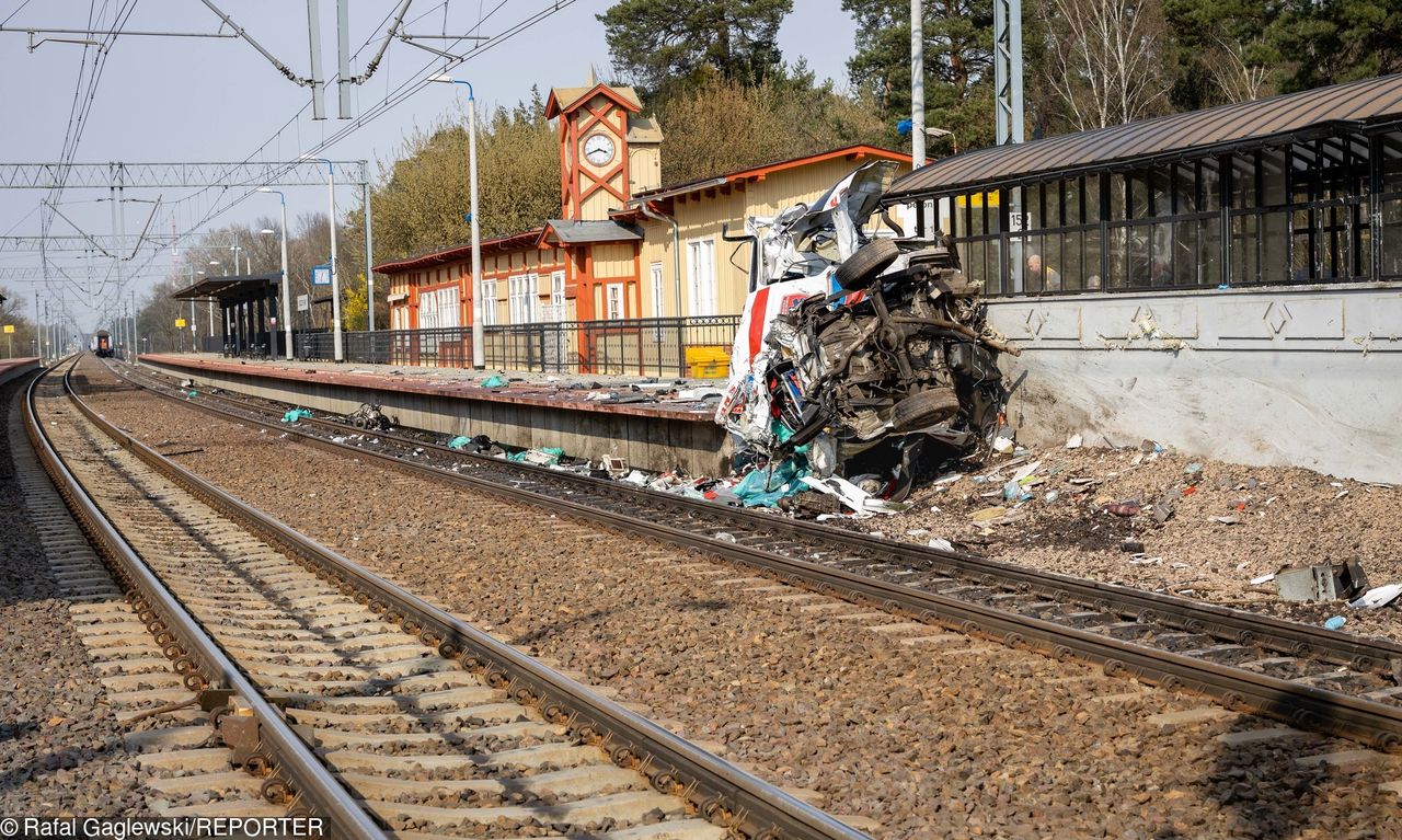 Śmiertelny wypadek karetki w Puszczykowie. Kierowca z zarzutami