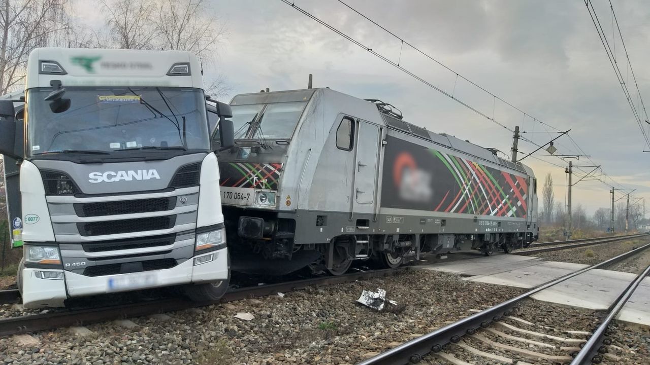 Czechowice-Dziedzice. Zderzenie tira z lokomotywą. Trasa zablokowana na wiele godzin