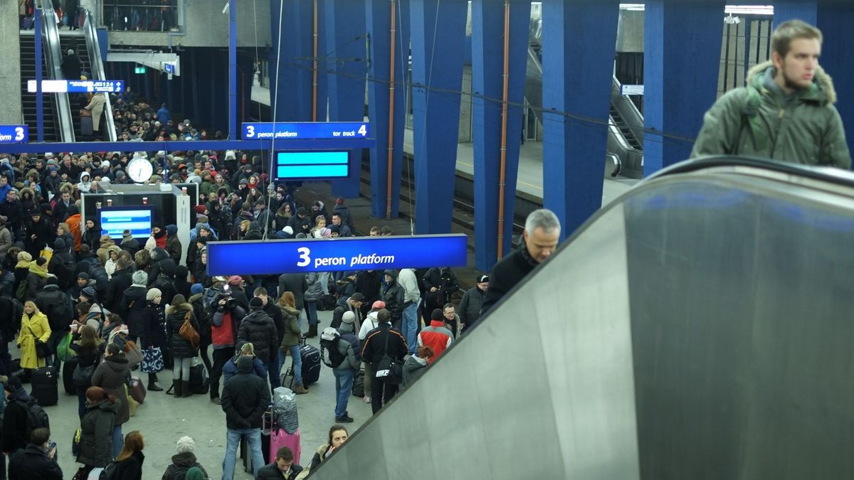 Paraliż na kolei zawsze wygląda tak samo - setki minut opóźnienia, tysiące pasażerów na dworcach